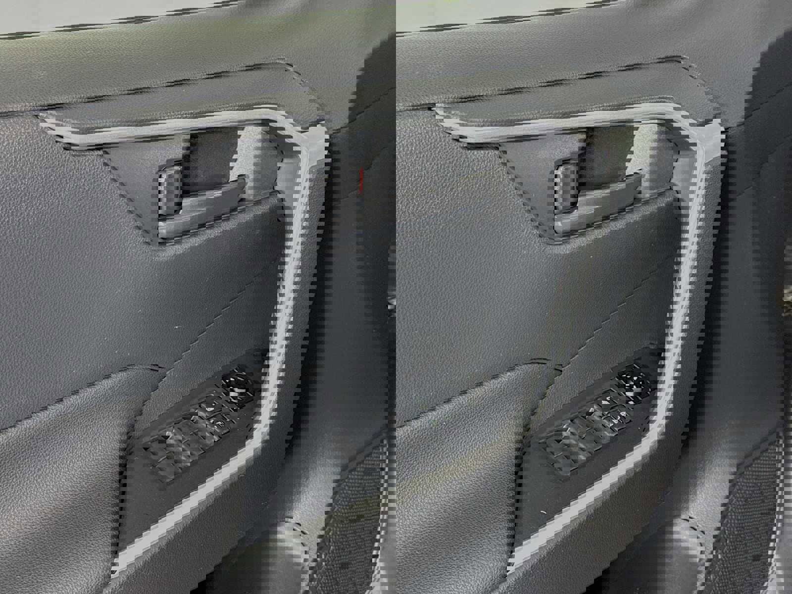 Used 2019 Toyota RAV4 LE w/ Carpet Mat Package image 17