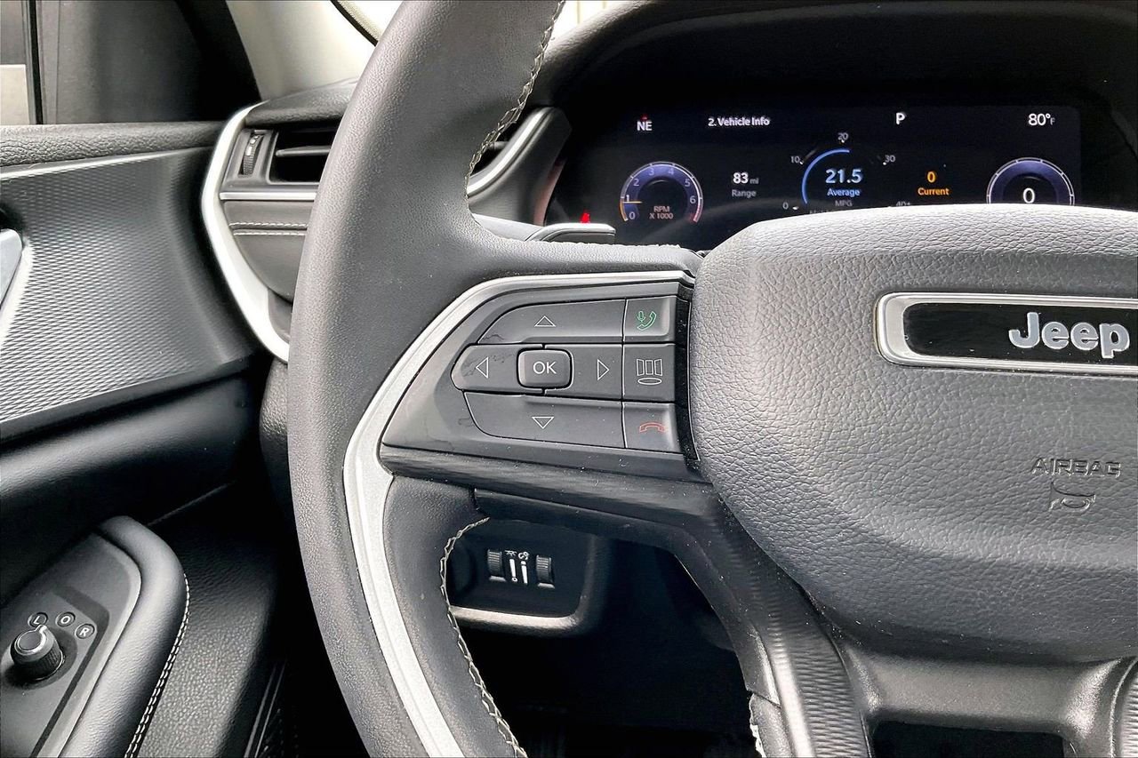 Used 2023 Jeep Grand Cherokee Laredo image 29