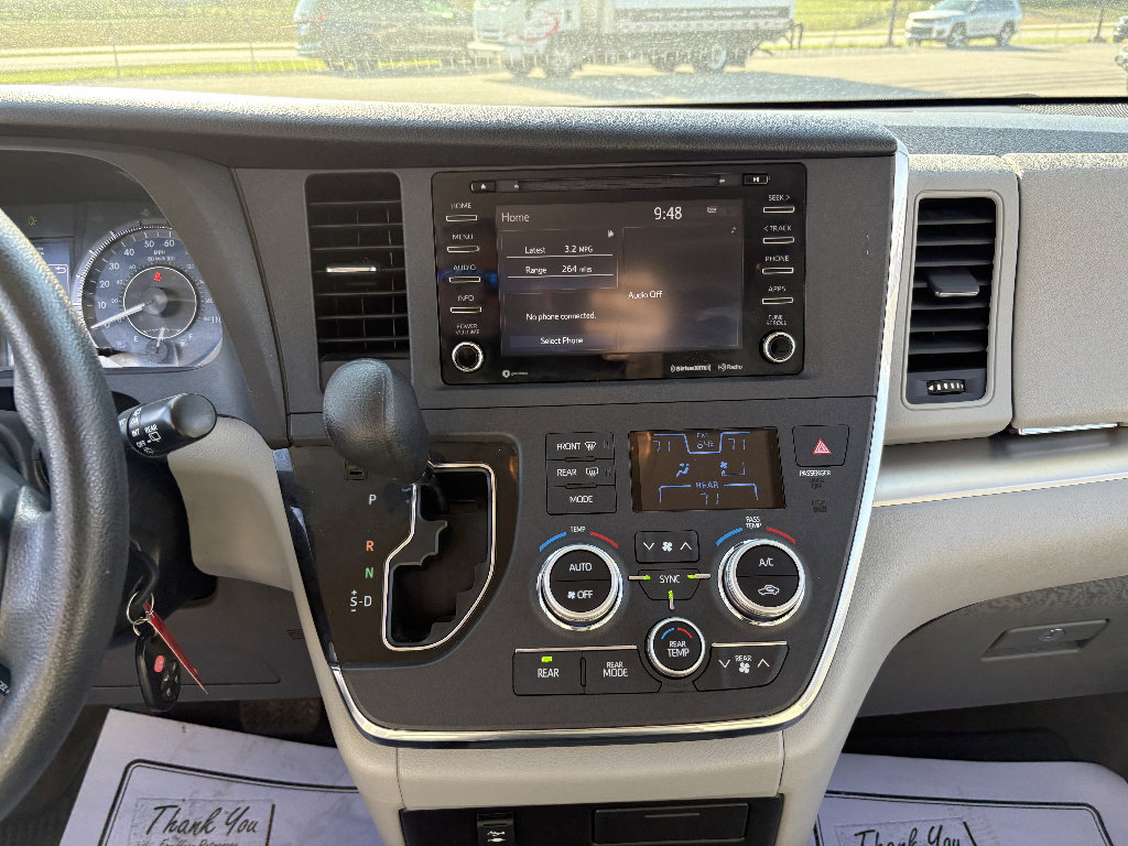 Used 2018 Toyota Sienna LE image 26