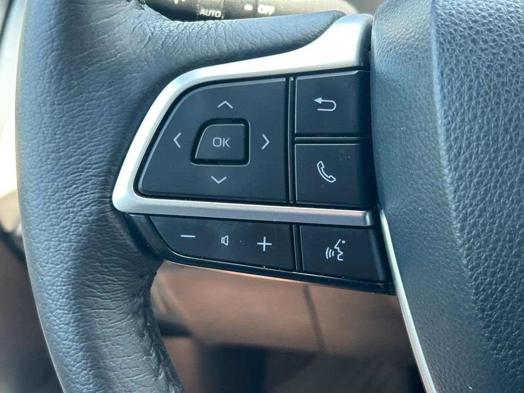 Used 2023 Toyota Sienna XLE FWD image 38