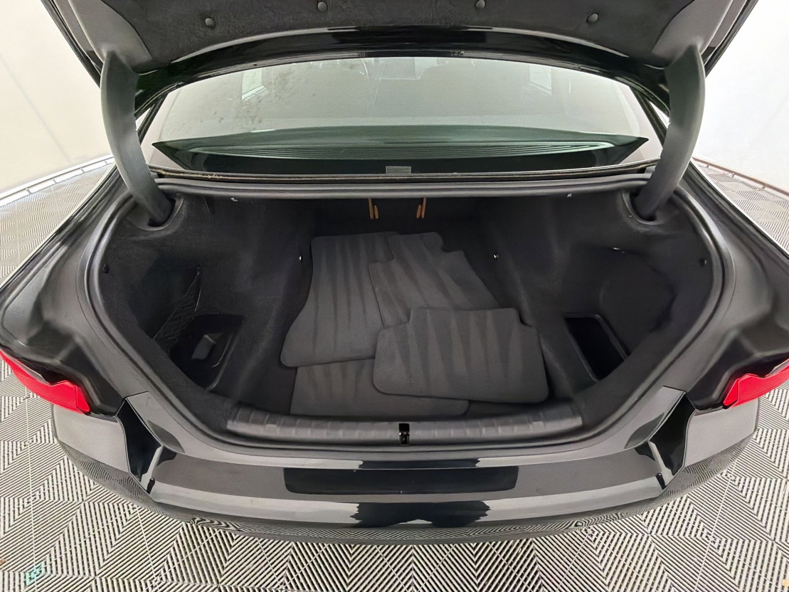 Used 2023 BMW M550i xDrive w/ Executive Package image 26