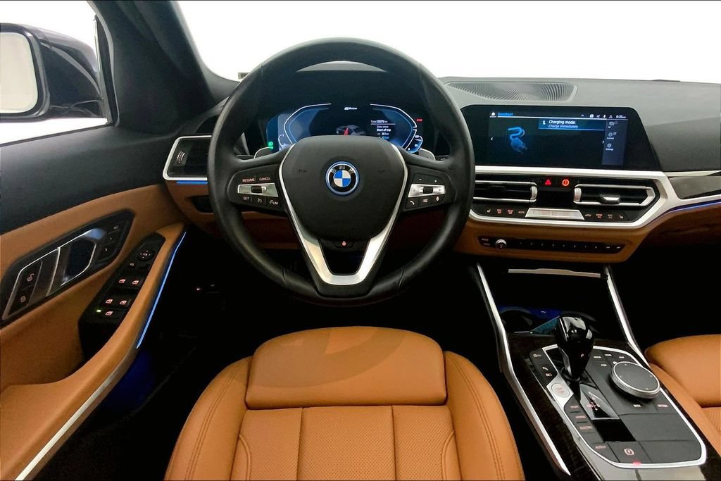 Used 2022 BMW 330e xDrive w/ Premium Package AWD/4WD image 4