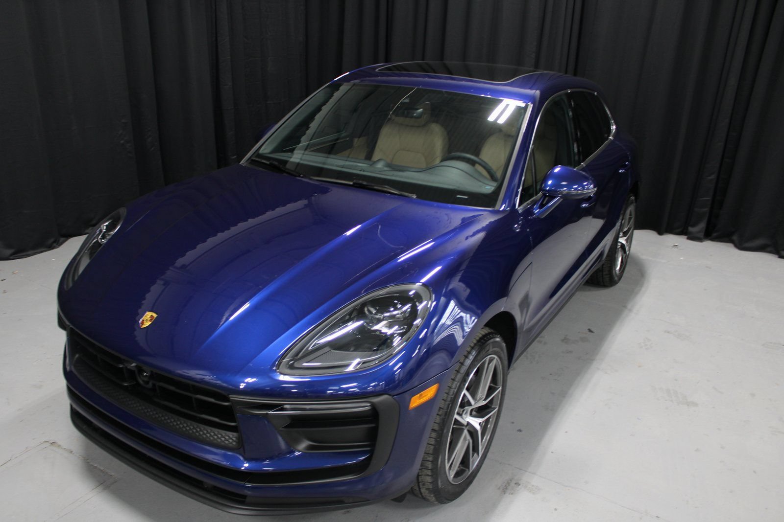 Certified 2025 Porsche Macan AWD/4WD image 11