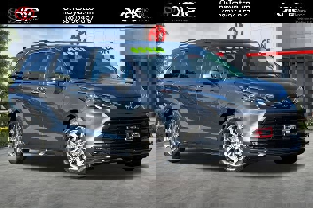 Used 2025 Toyota Sienna XLE image 1