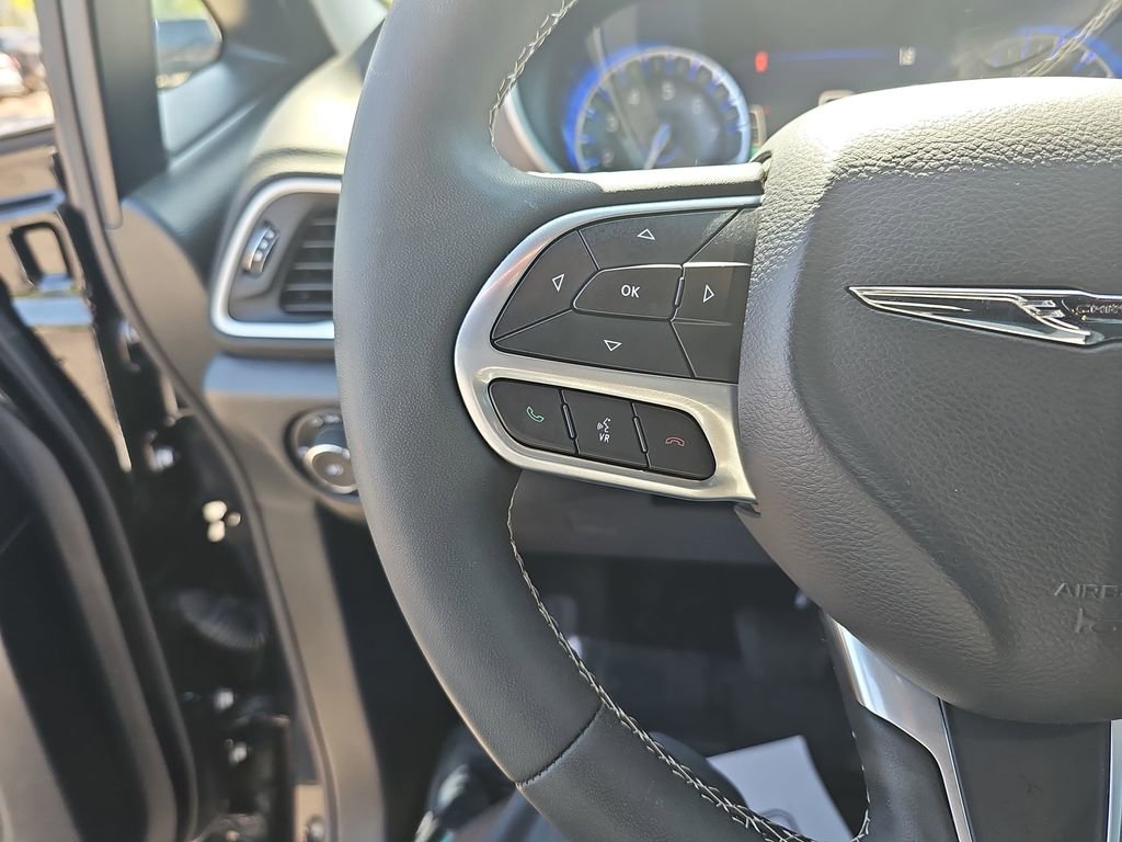 Used 2025 Chrysler Pacifica Select image 22