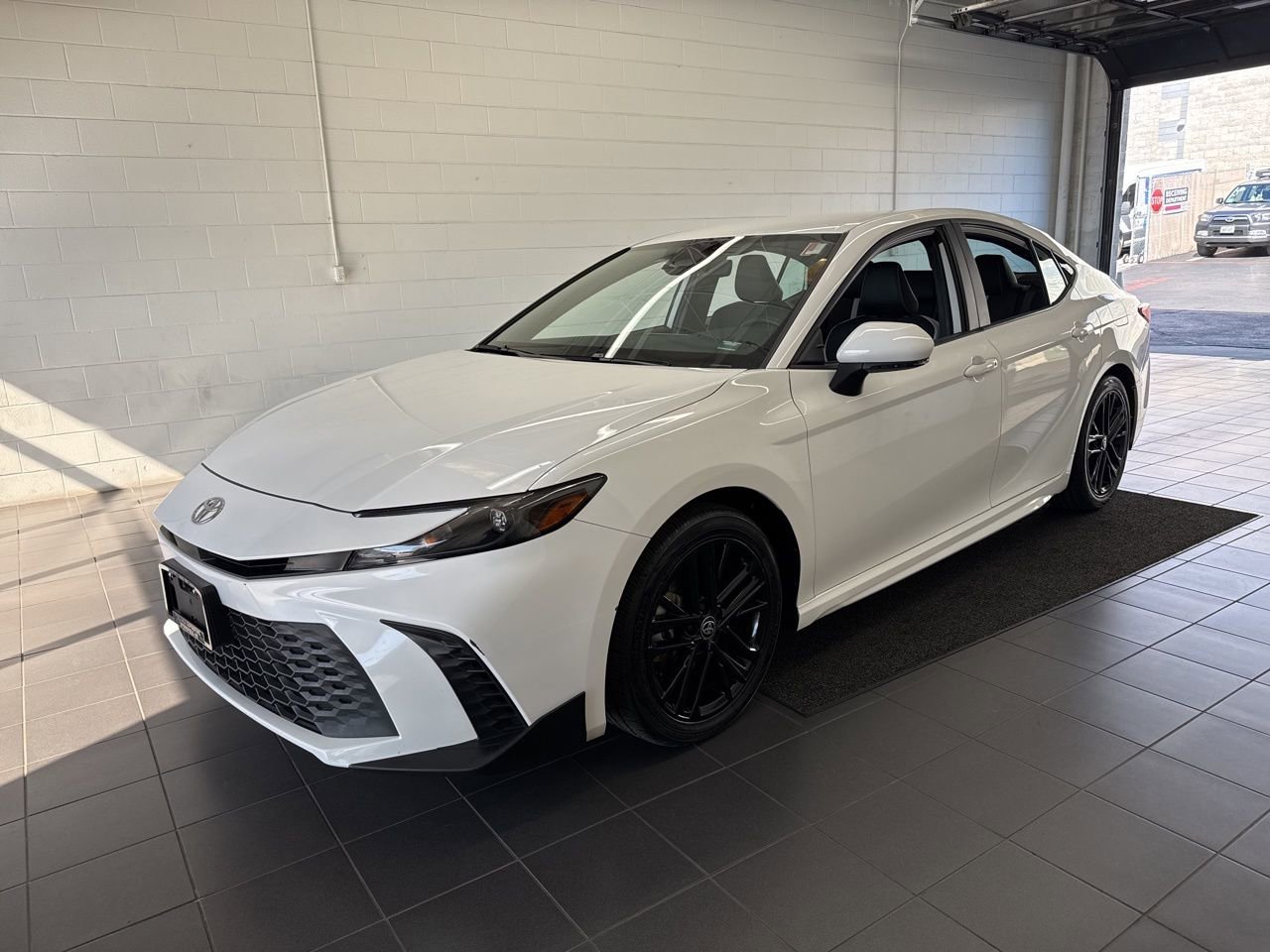 Used 2025 Toyota Camry SE w/ Convenience Package image 4