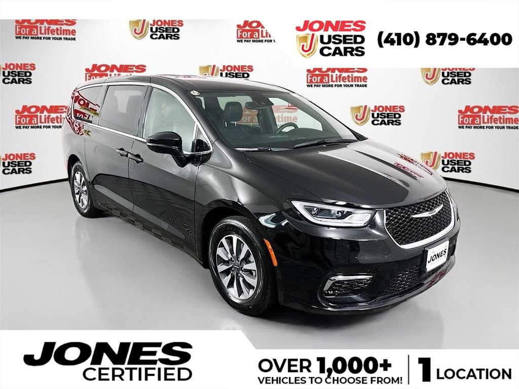 Used 2025 Chrysler Pacifica Select