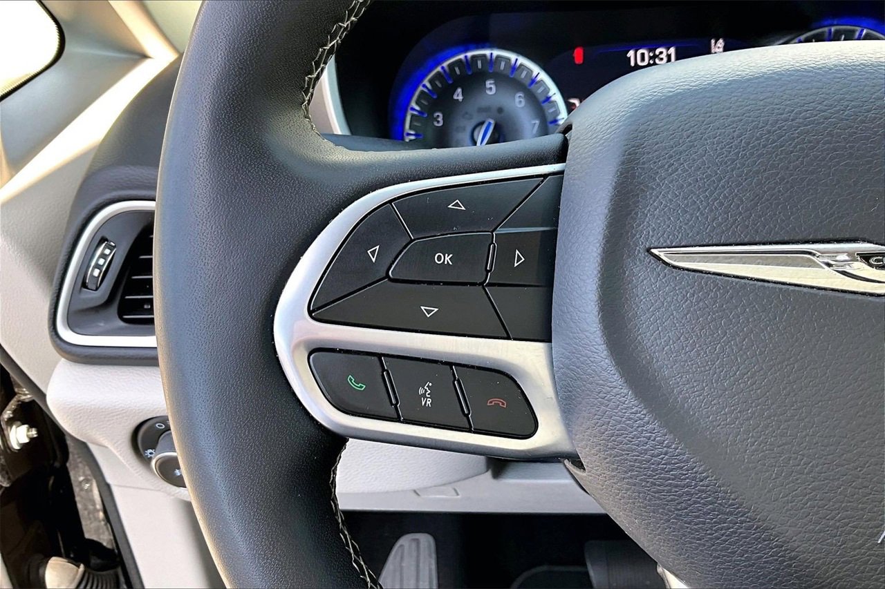 Certified 2024 Chrysler Pacifica Touring-L image 29