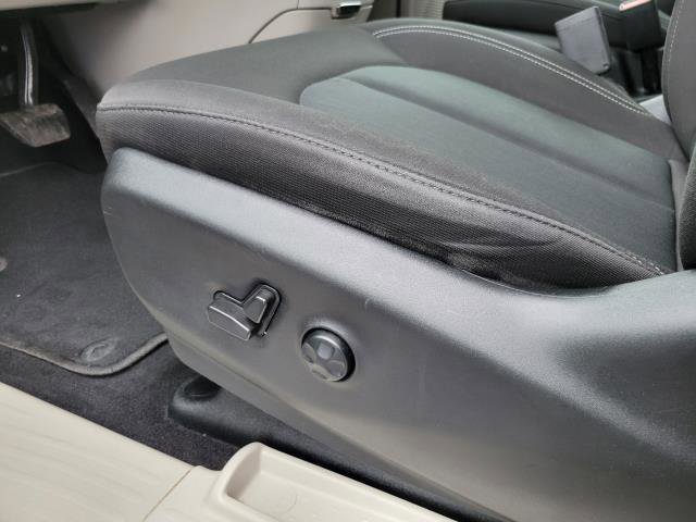 Used 2023 Chrysler Voyager LX image 9