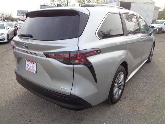 Used 2025 Toyota Sienna XLE w/ XLE Plus Package image 10