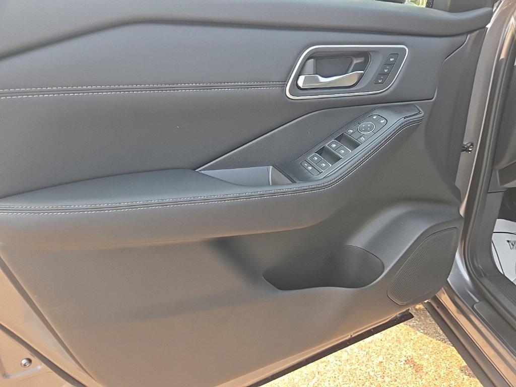 New 2026 Nissan Rogue Platinum image 12