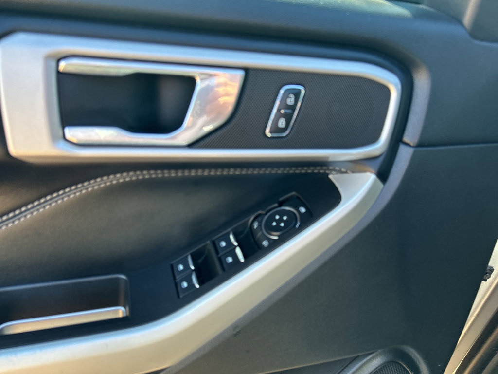 Used 2022 Ford Explorer XLT image 18