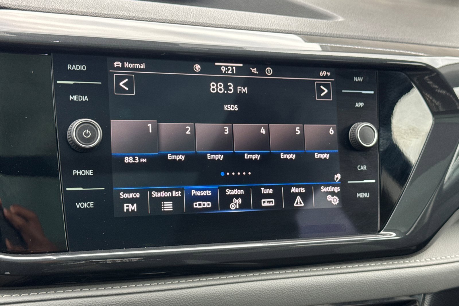 Certified 2022 Volkswagen Taos SEL w/ Panoramic Sunroof Package image 19