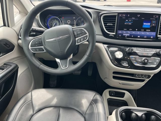 Used 2024 Chrysler Pacifica Touring-L FWD image 11