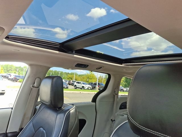 Used 2023 Chrysler Pacifica Limited FWD image 15