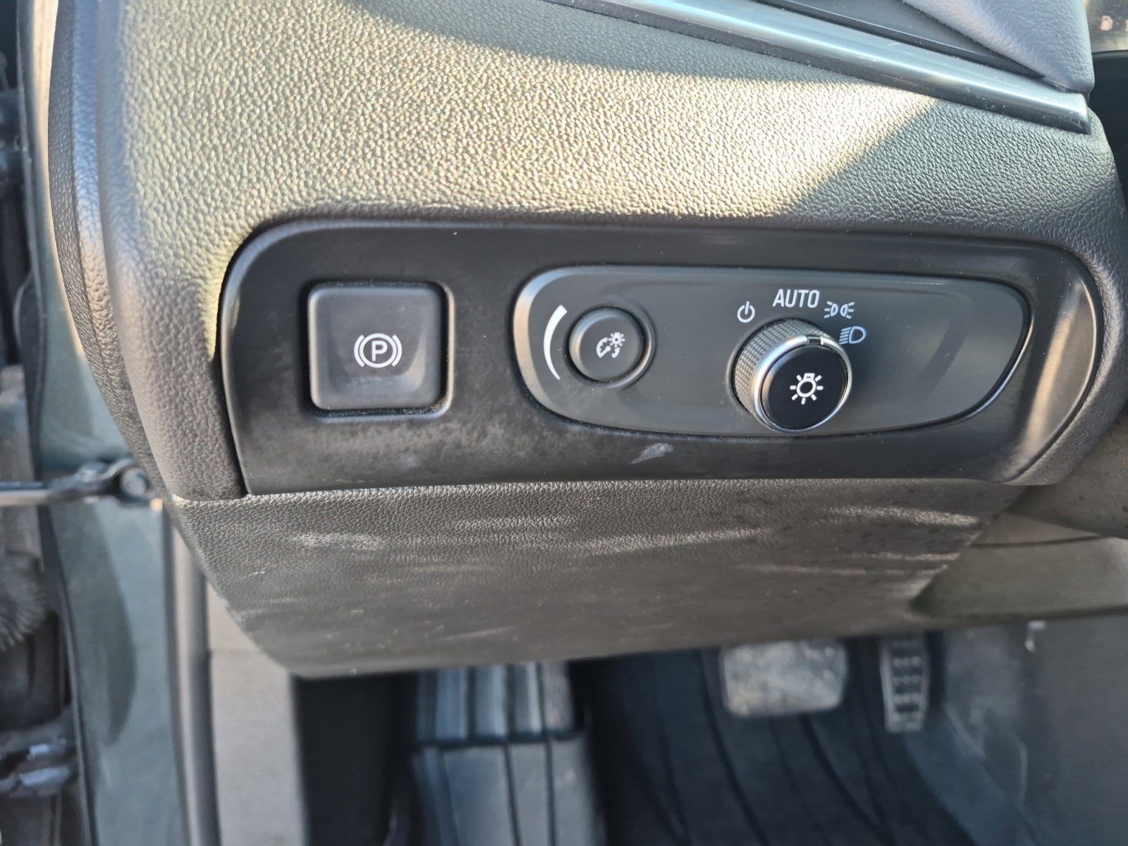 Used 2020 Buick Enclave Essence w/ Sound and Sites Package image 27