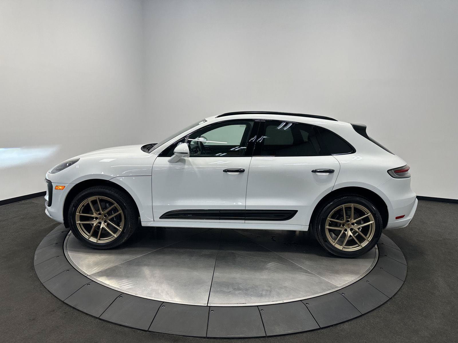 Certified 2025 Porsche Macan AWD/4WD image 2