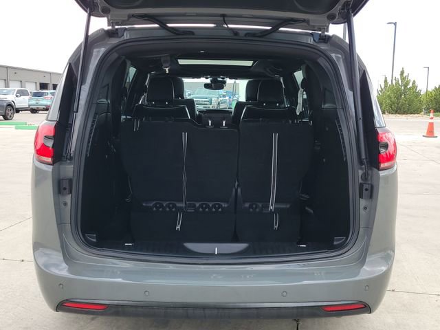Used 2025 Chrysler Pacifica Limited FWD image 16
