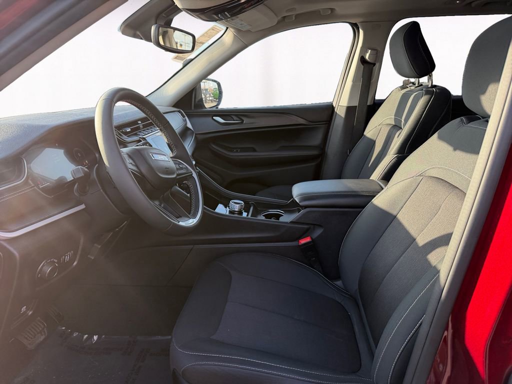 Used 2024 Jeep Grand Cherokee Laredo X w/ Trailer Tow Package image 9