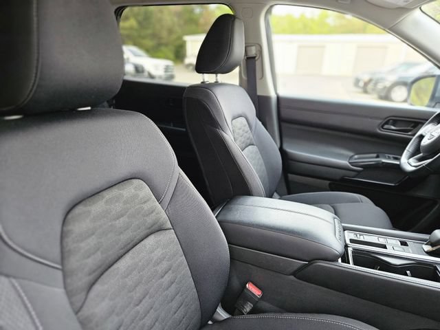 Used 2025 Nissan Pathfinder SV FWD image 14