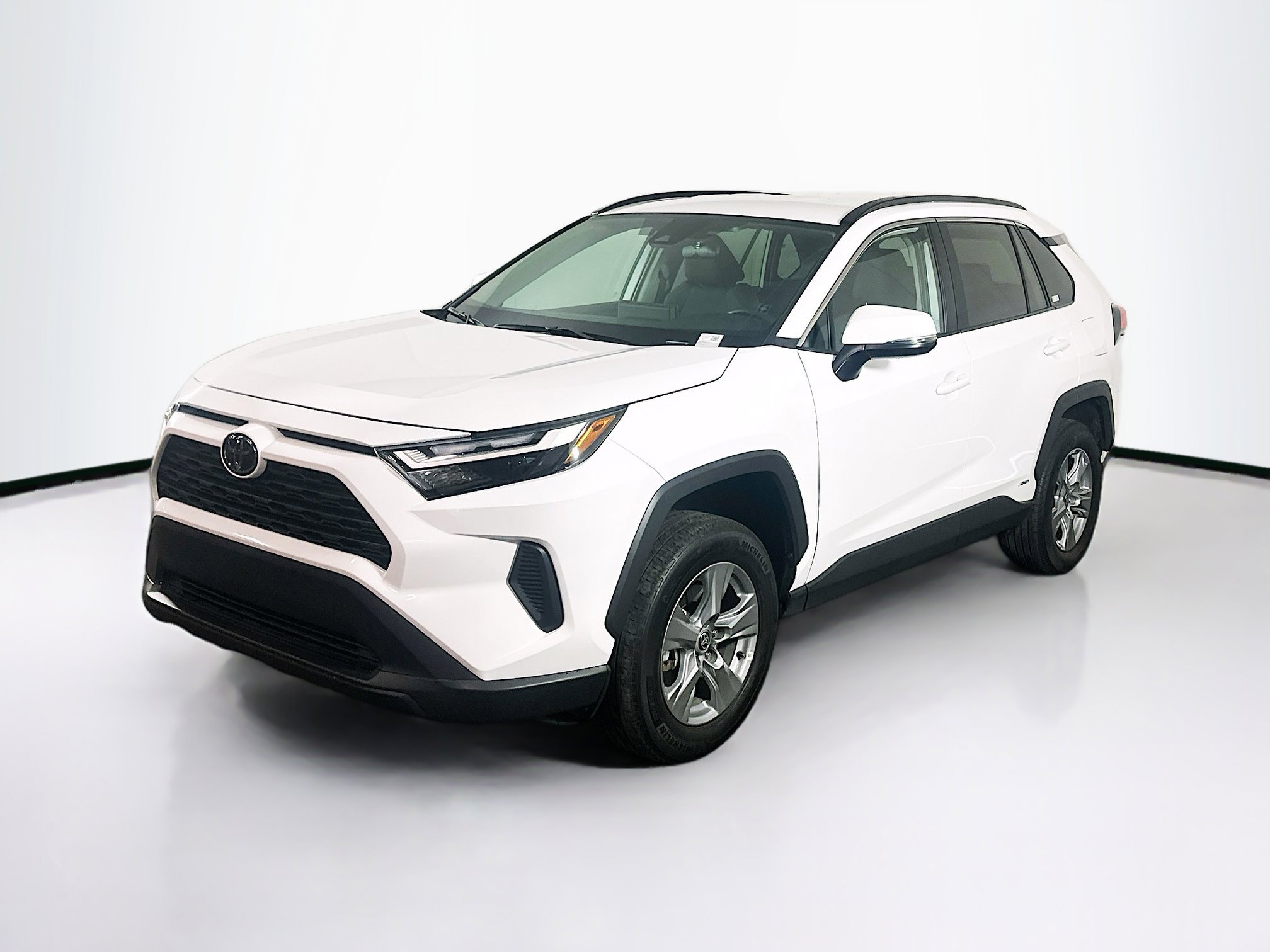 Used 2025 Toyota RAV4 XLE AWD/4WD image 3