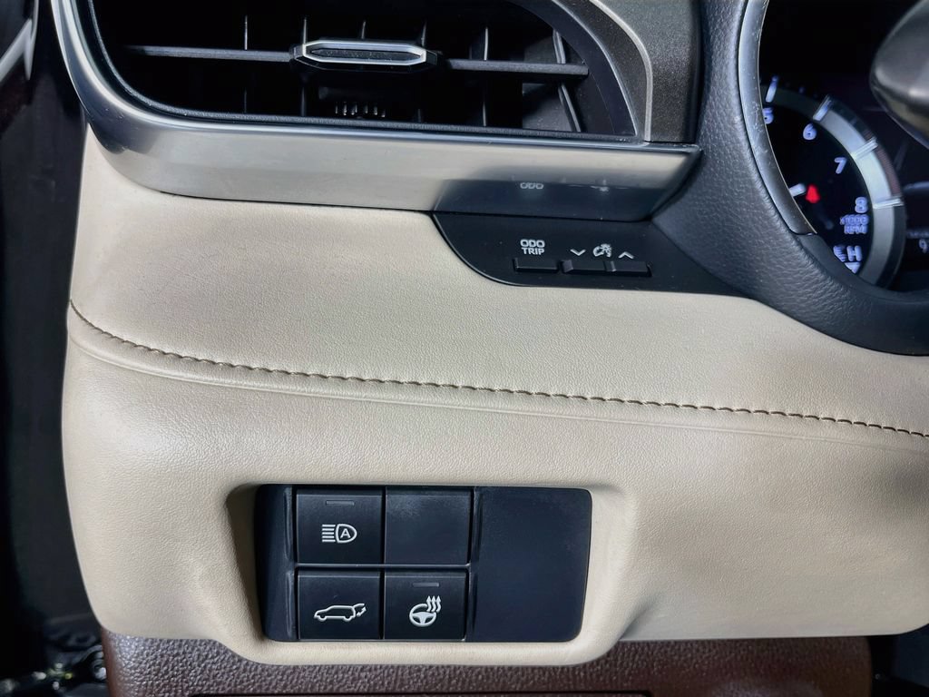 Used 2020 Toyota Highlander Limited FWD image 13