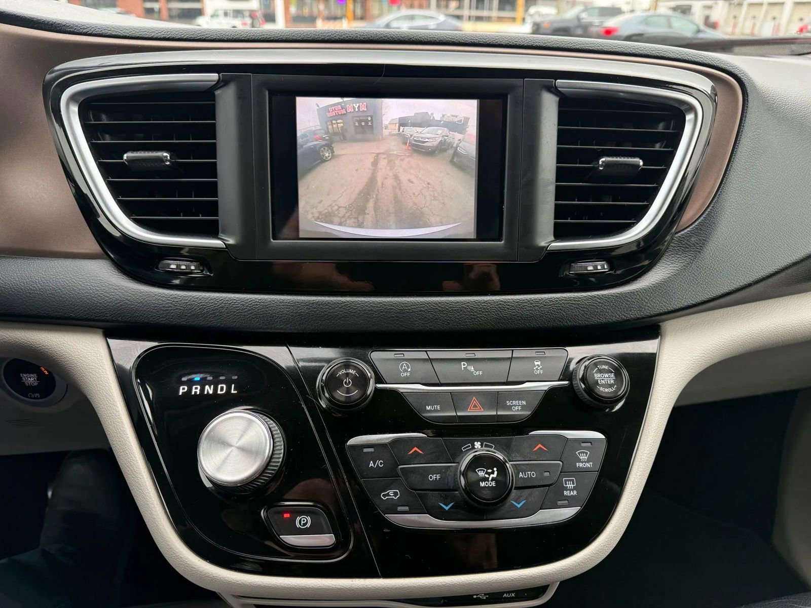 Used 2018 Chrysler Pacifica Touring-L image 14