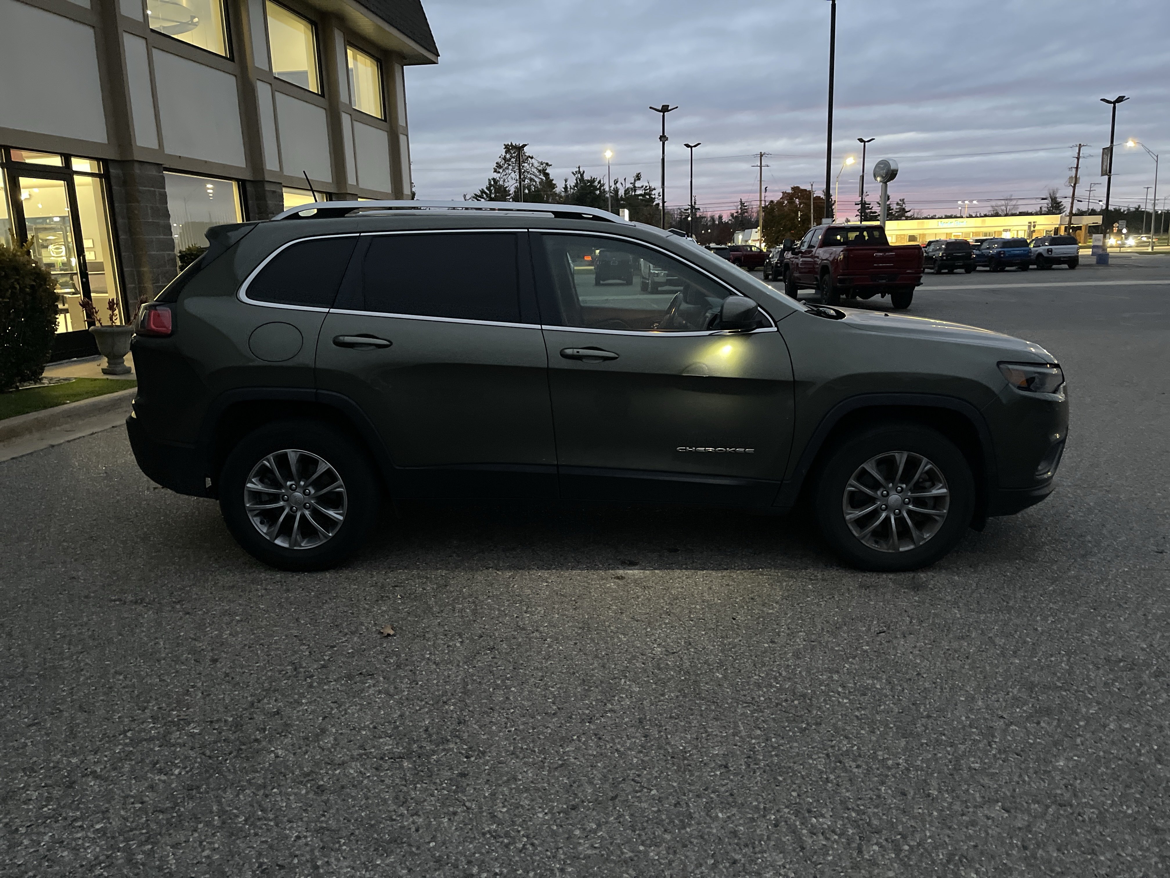 Used 2021 Jeep Cherokee Latitude Lux w/ Sun & Sound Group AWD/4WD image 3