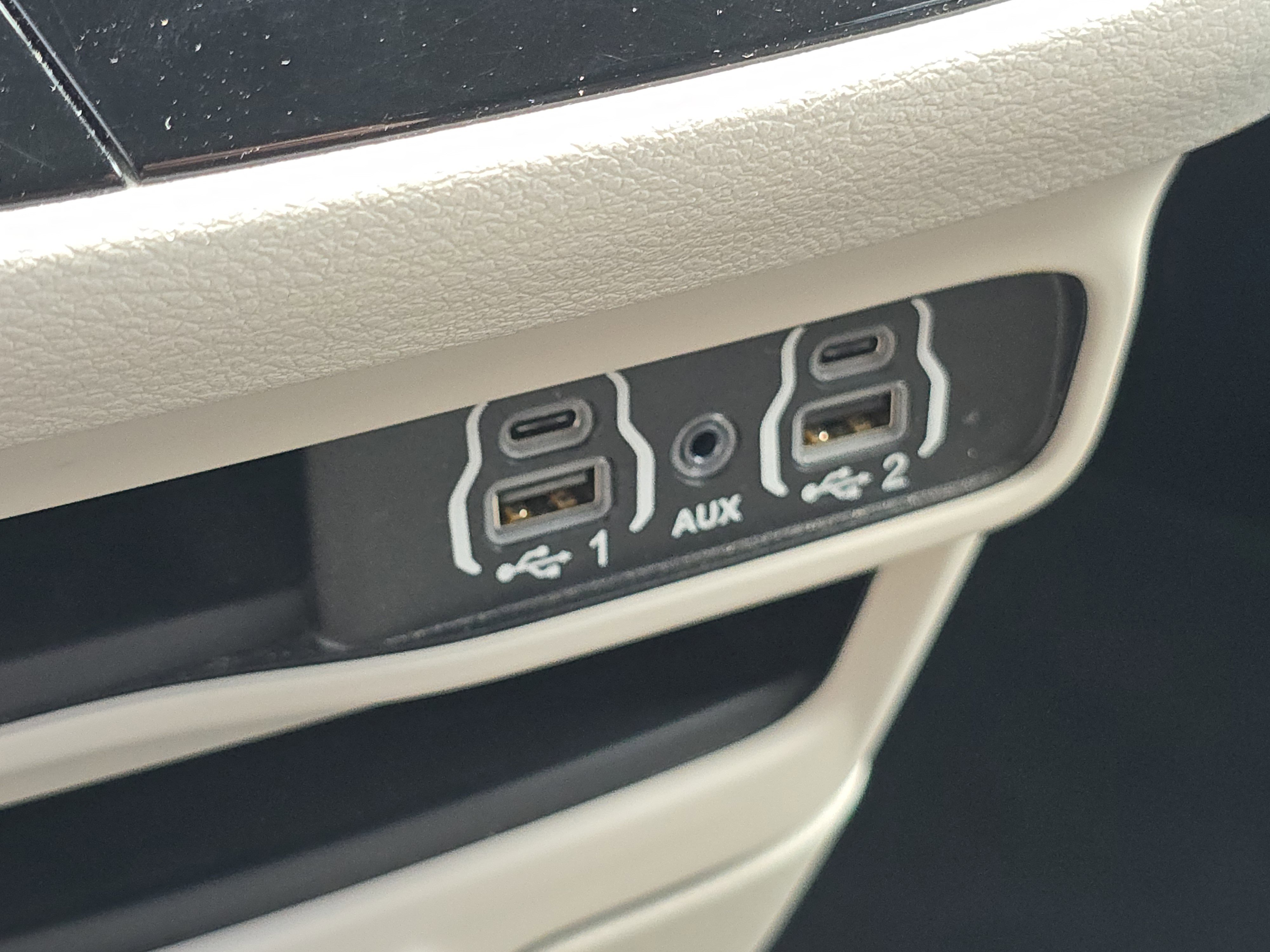 Used 2024 Chrysler Pacifica Touring-L FWD image 8