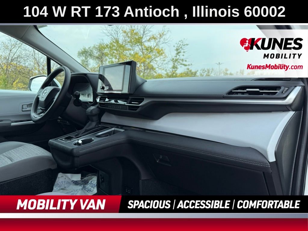 Used 2025 Toyota Sienna LE image 15
