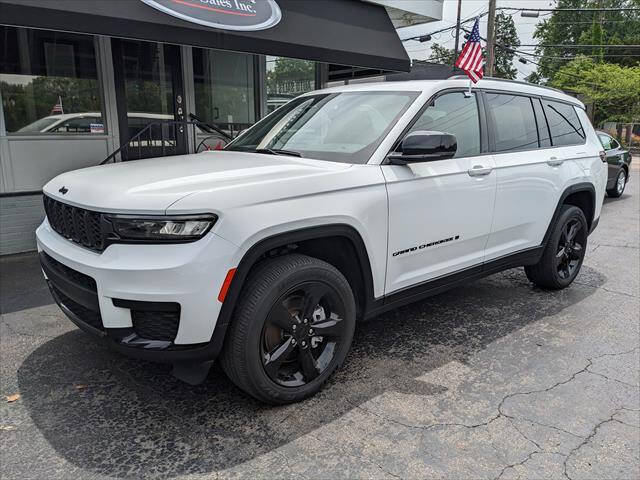 Used 2023 Jeep Grand Cherokee L Laredo AWD/4WD image 1