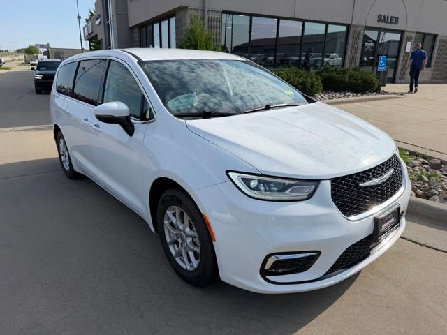 Used 2023 Chrysler Pacifica Touring-L FWD video 1