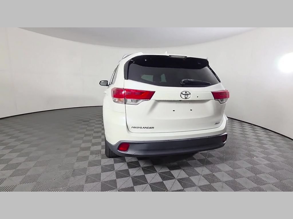 Used 2019 Toyota Highlander XLE FWD image 41