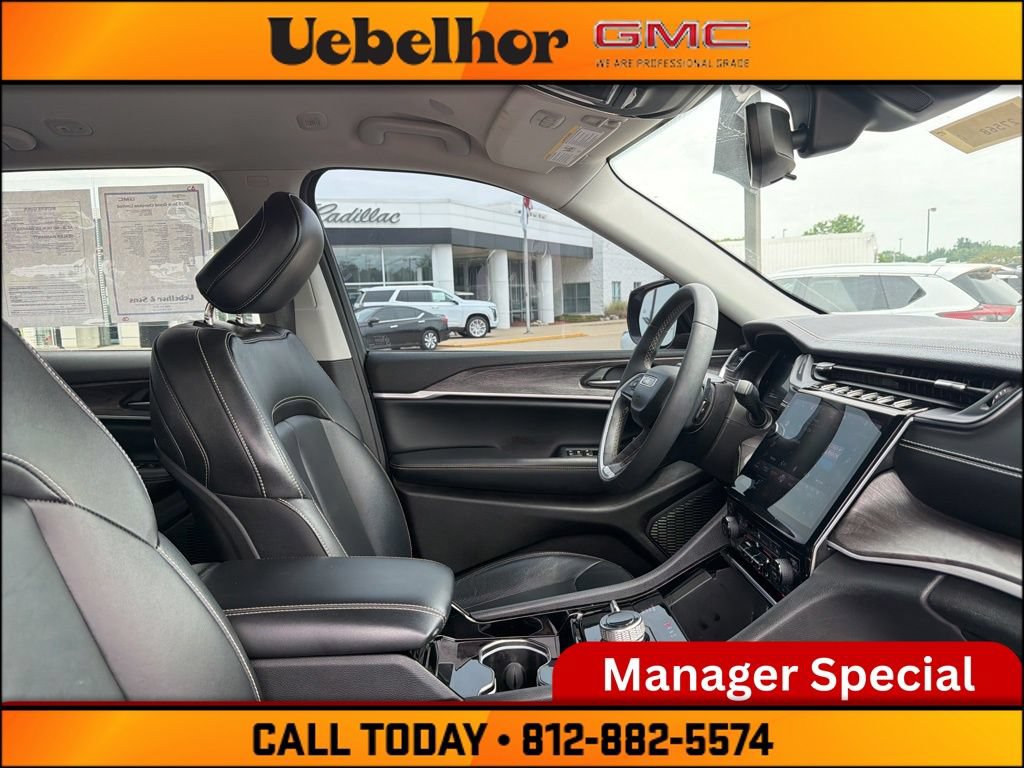 Used 2023 Jeep Grand Cherokee Limited w/ Trailer Tow Prep Group (B) AWD/4WD image 2