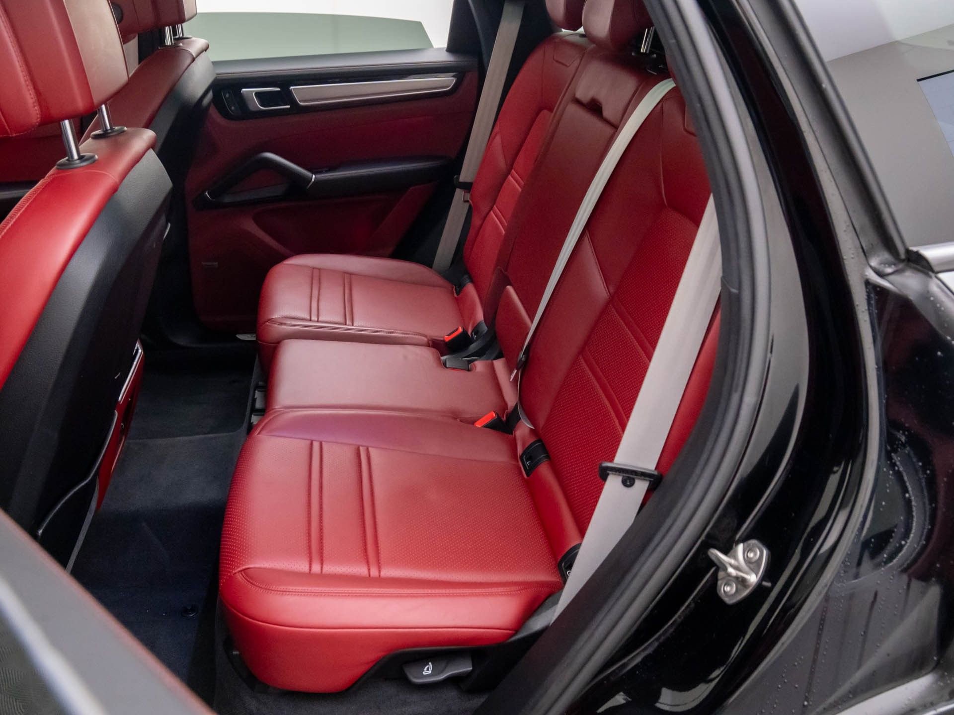 Certified 2023 Porsche Cayenne Platinum Edition image 19