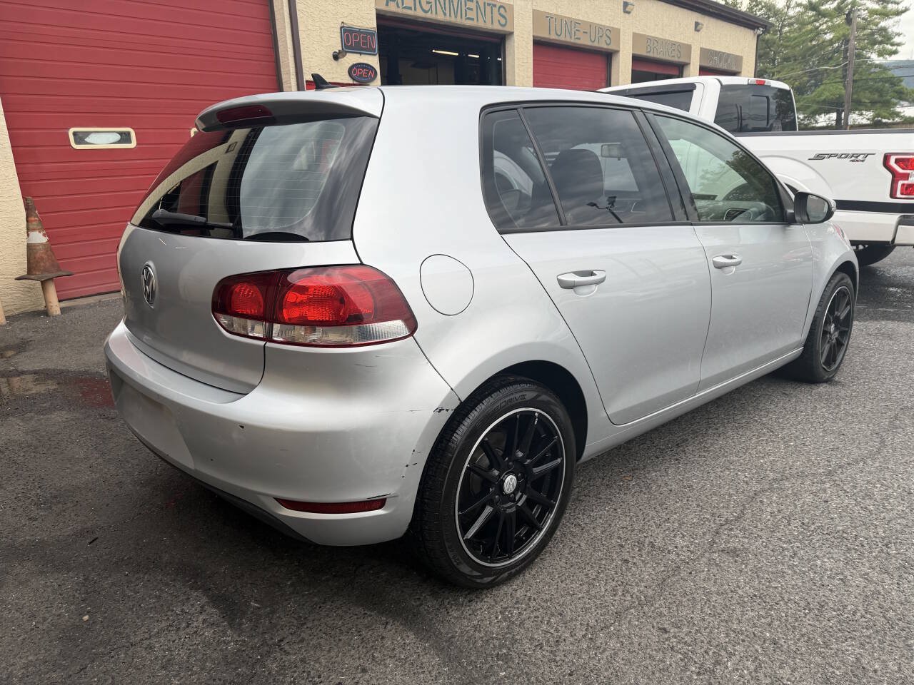 Used 2014 Volkswagen Golf 4-Door FWD image 6