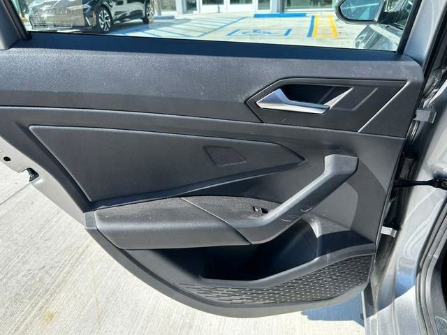 Used 2022 Volkswagen Jetta SE image 17