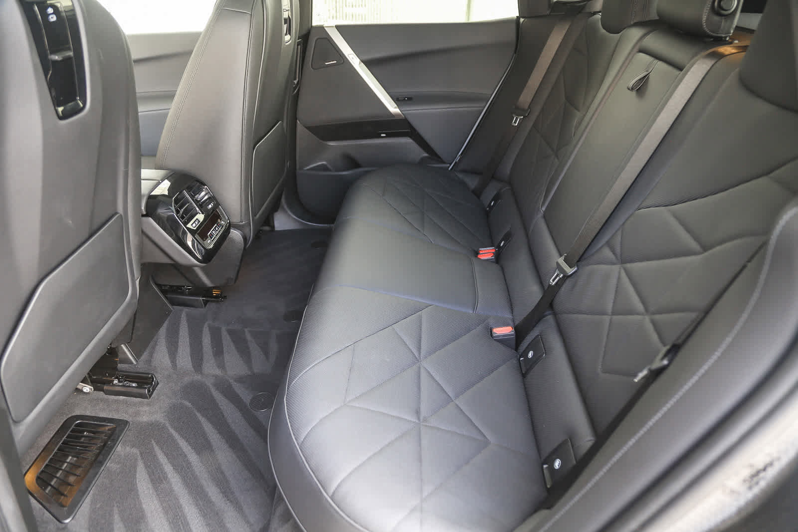 Used 2025 BMW iX xDrive50 image 15