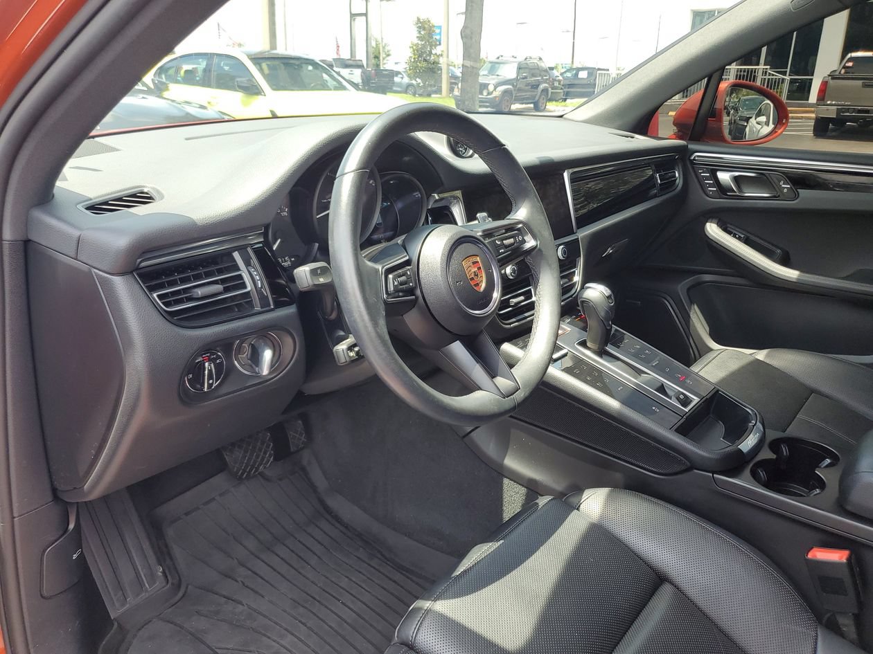 Used 2025 Porsche Macan AWD/4WD image 18