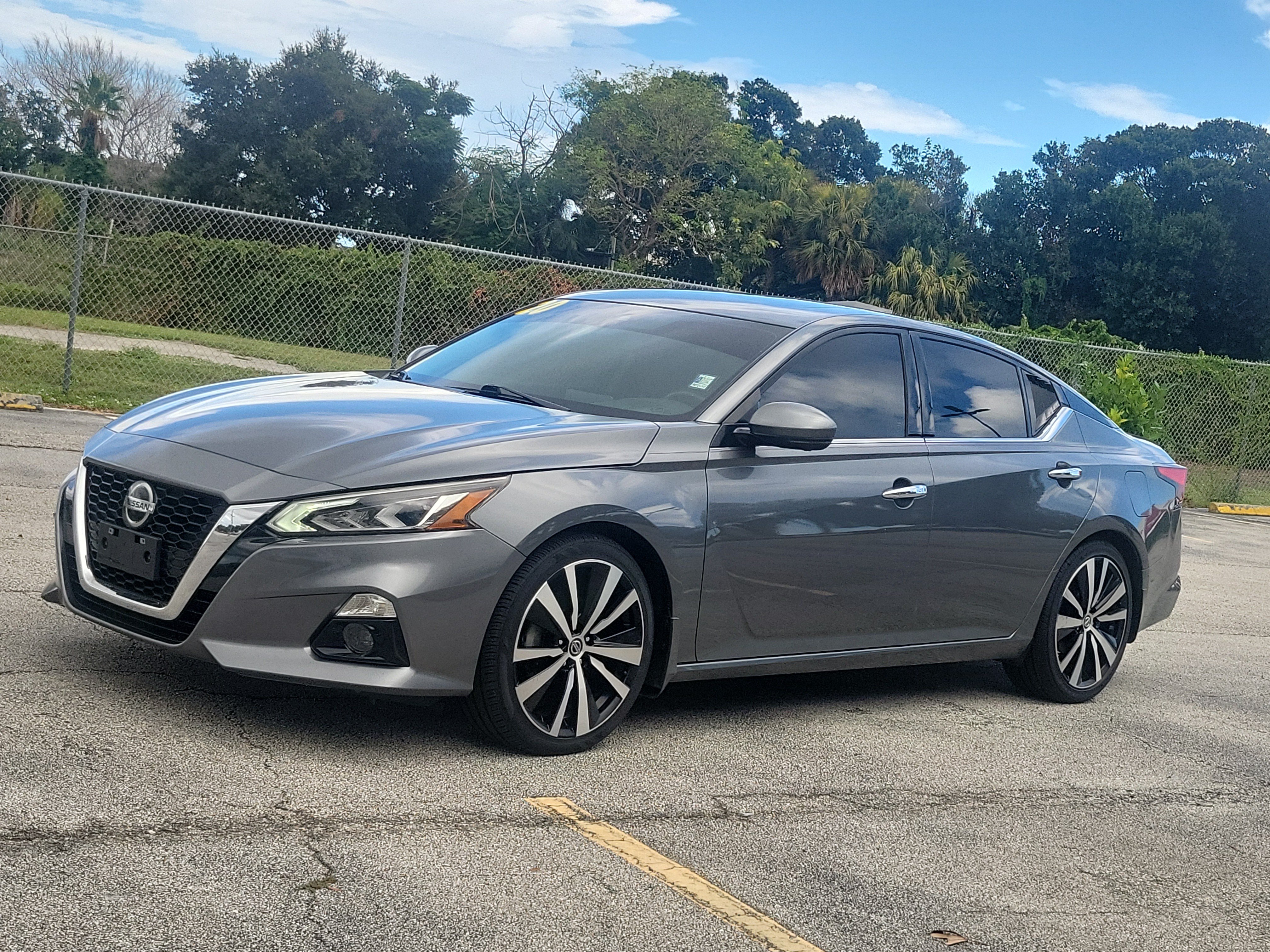 Used 2020 Nissan Altima 2.5 Platinum FWD image 2