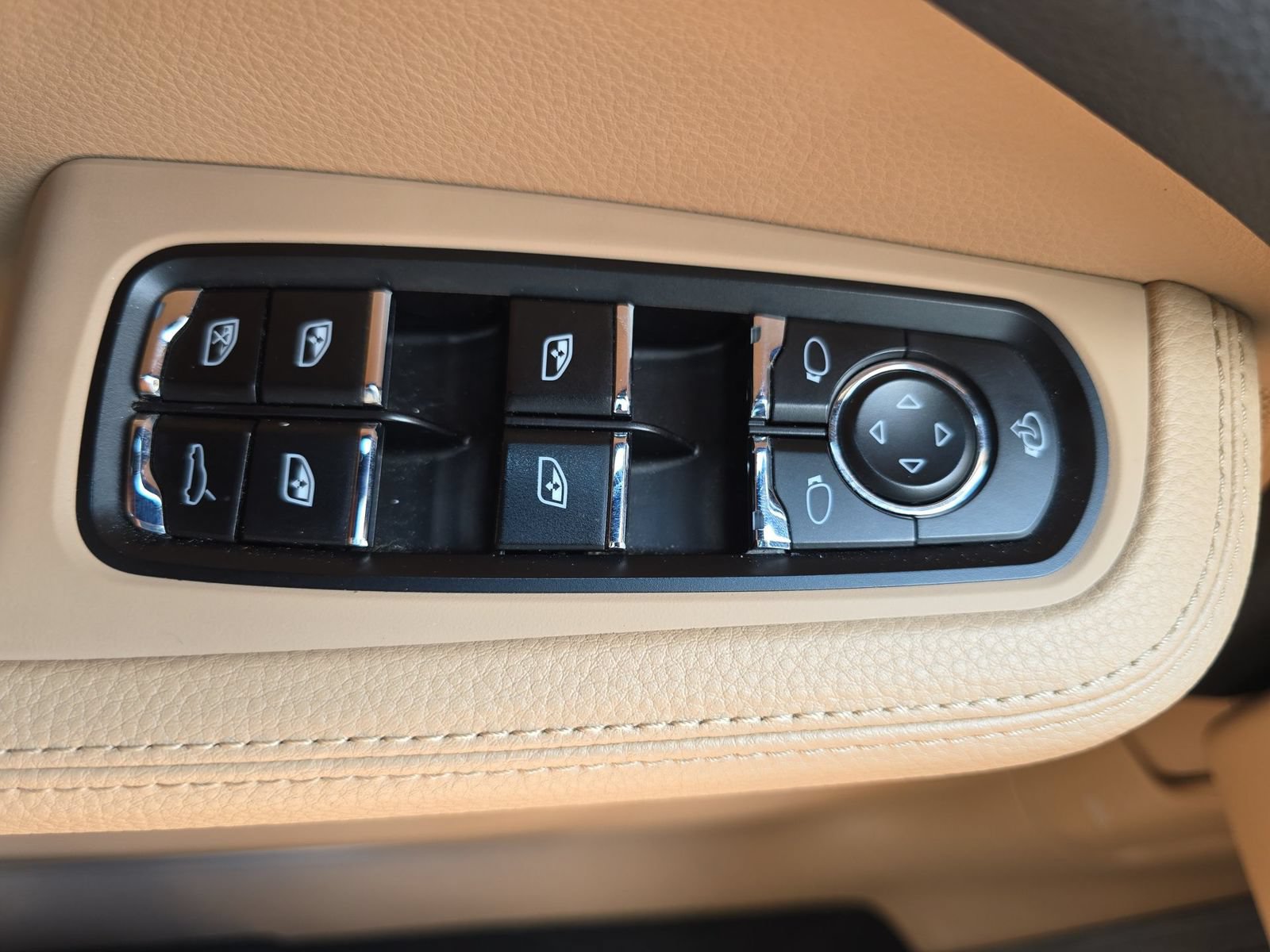 Certified 2022 Porsche Macan AWD/4WD image 21