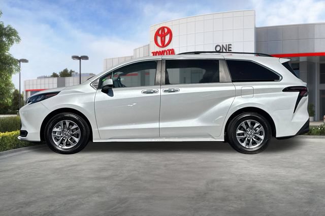 Certified 2026 Toyota Sienna XLE FWD image 9