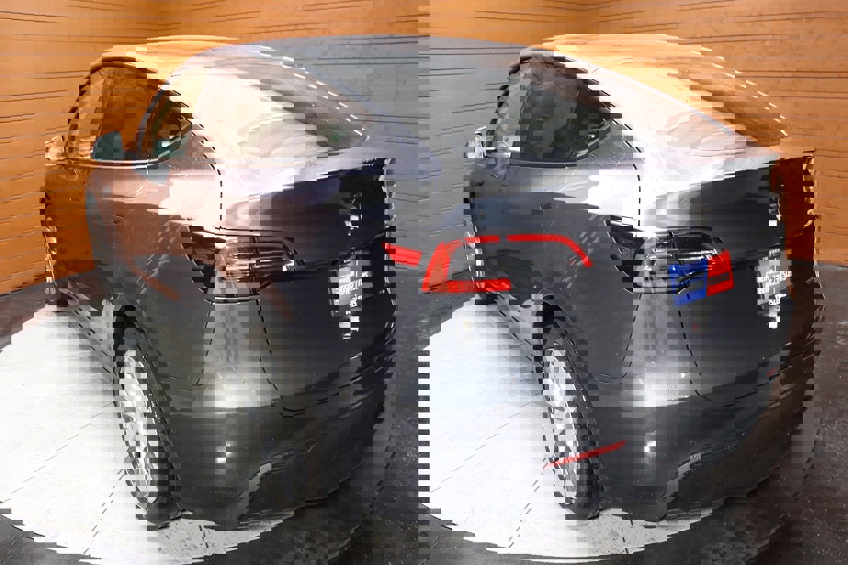 Used 2021 Tesla Model Y Long Range image 9