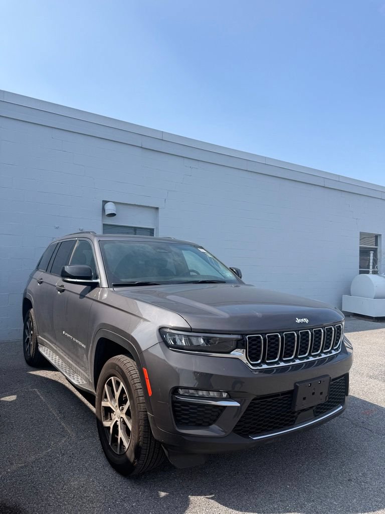 Used 2025 Jeep Grand Cherokee Limited AWD/4WD image 2