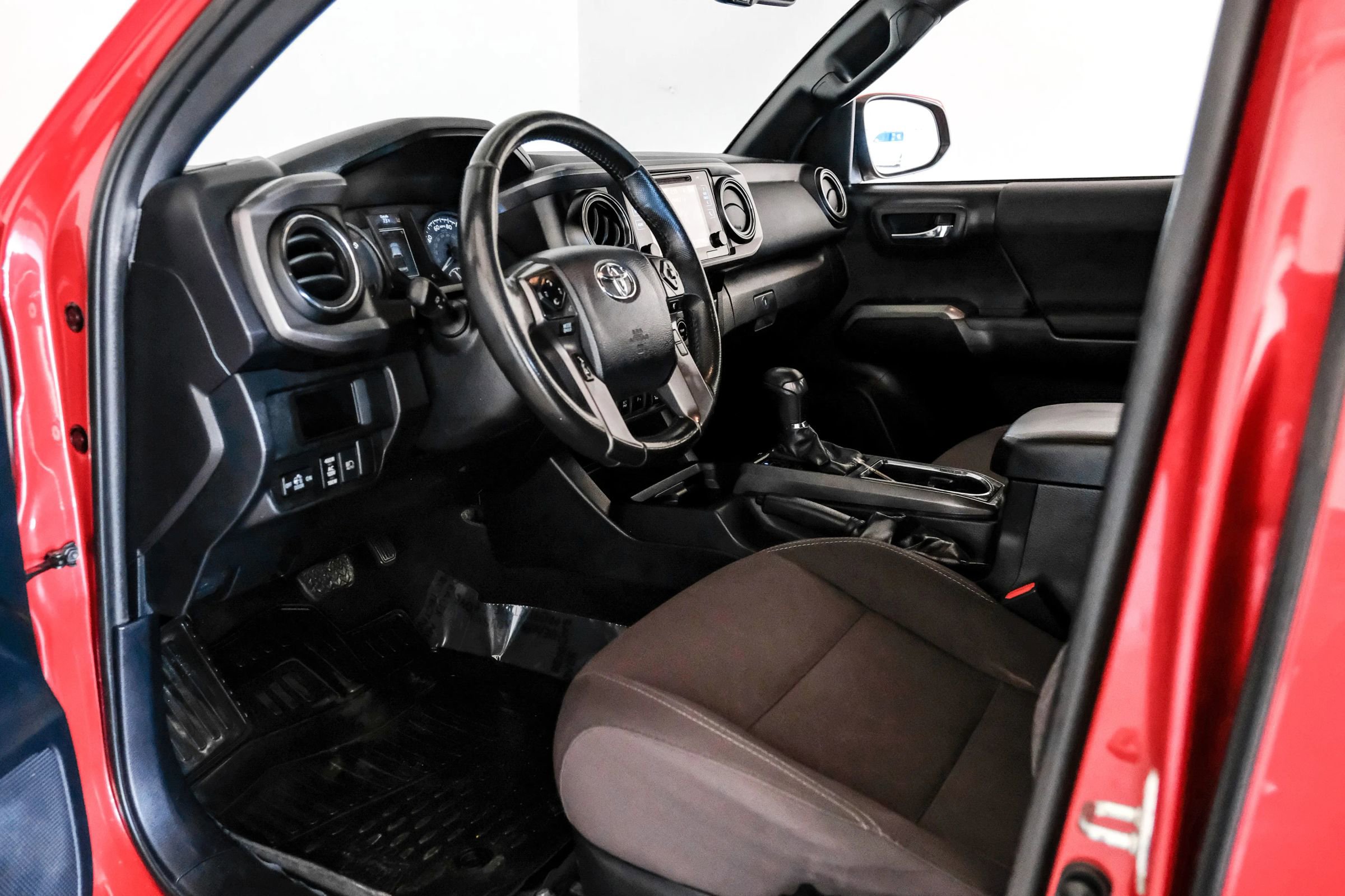 Used 2018 Toyota Tacoma TRD Sport w/ Technology Package RWD image 2