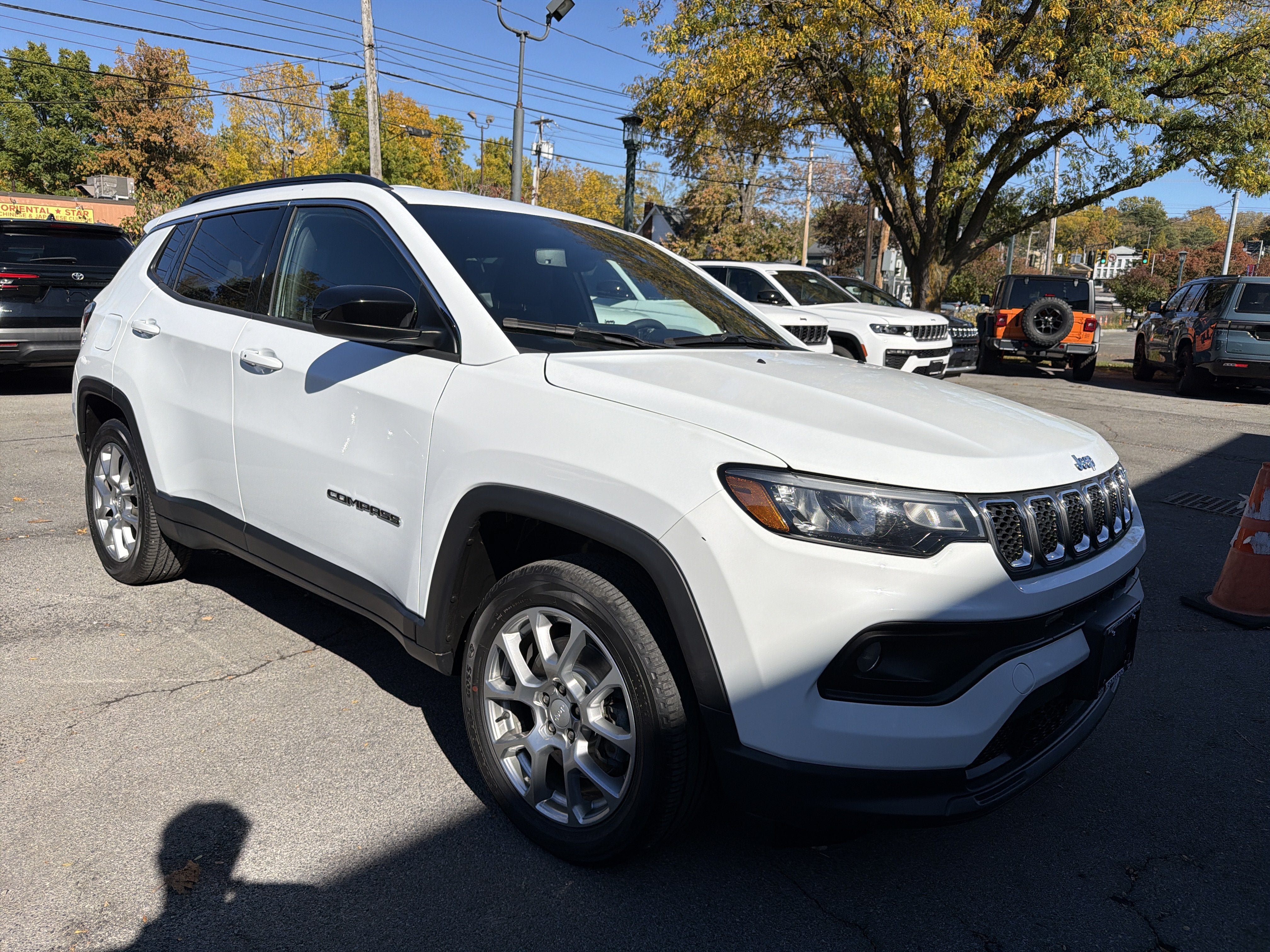 Used 2023 Jeep Compass Latitude AWD/4WD image 2