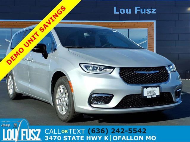 New 2026 Chrysler Pacifica Select