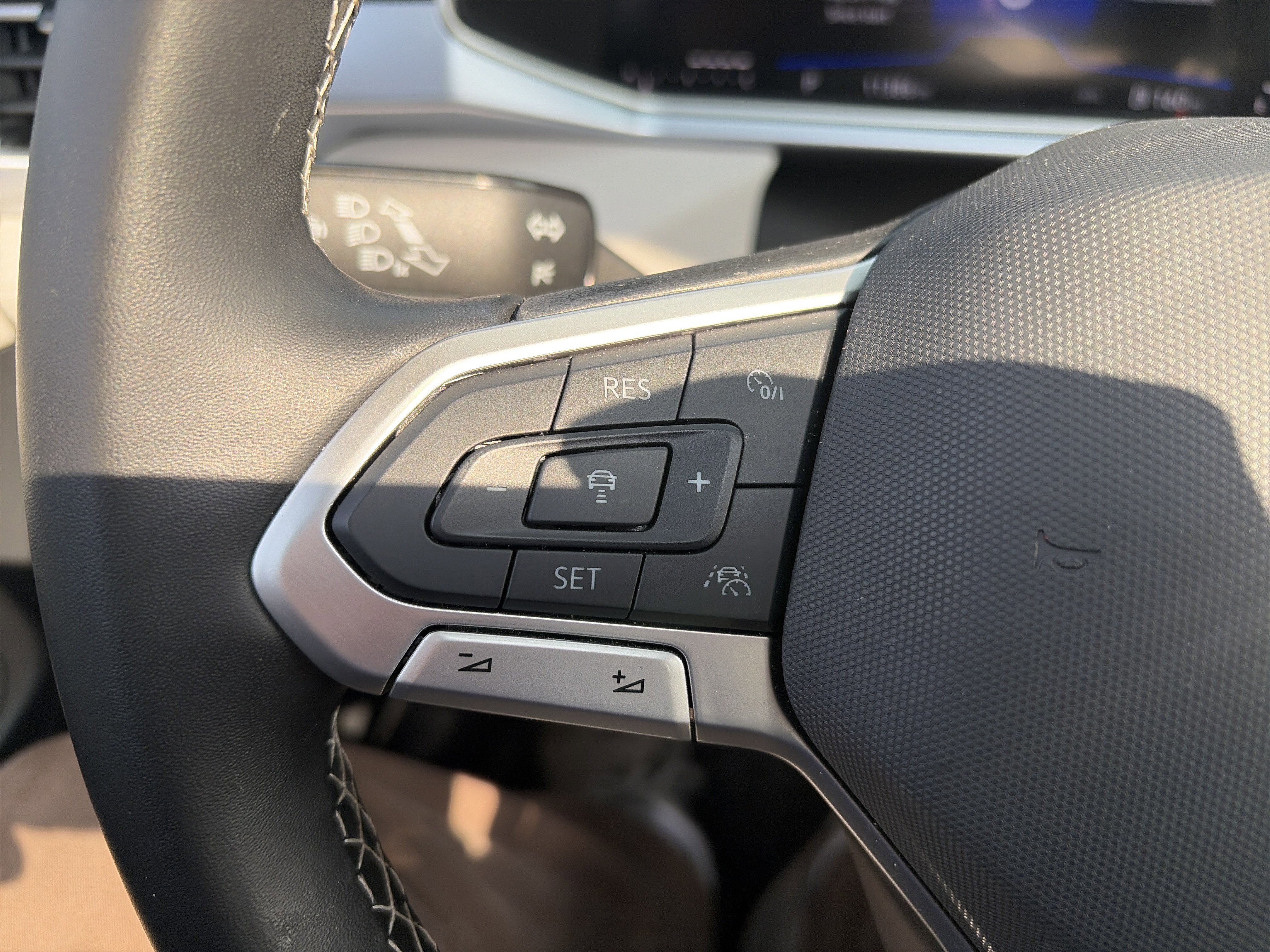 Certified 2025 Volkswagen Taos SE image 25