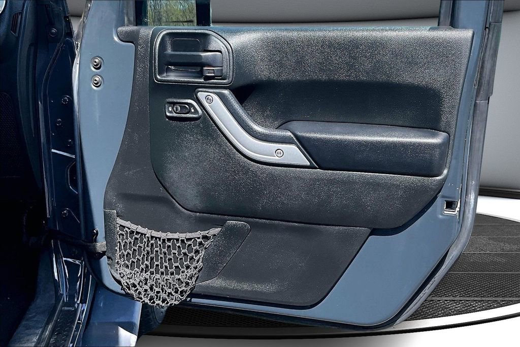 Used 2017 Jeep Wrangler Unlimited Sahara w/ Connectivity Group image 27