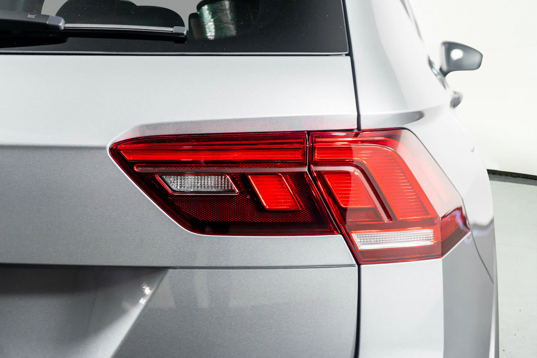 Used 2022 Volkswagen Tiguan SE R-Line image 29